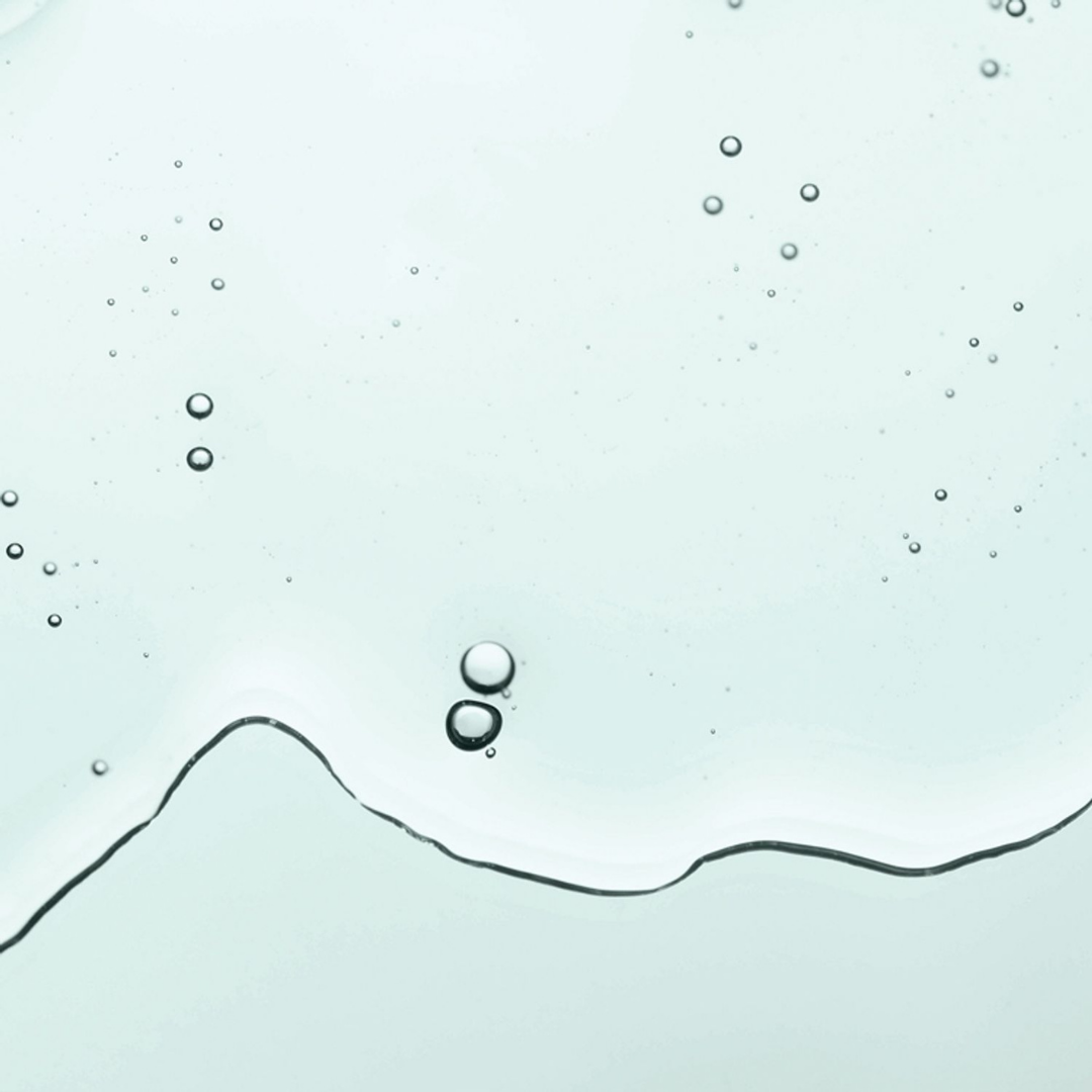 Jojoba-infused bath oil with fresh herbal scent